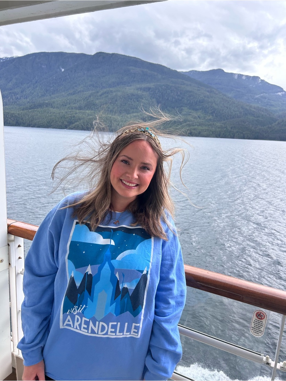 DISNEY FROZEN VISIT ARENDELLE POSTCARD PULLOVER